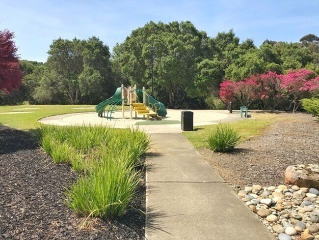 Building Photo - Low Deposit W/ Garage Parking & In Unit Laundry!