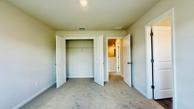 Building Photo - 690 Gabby Pt SW