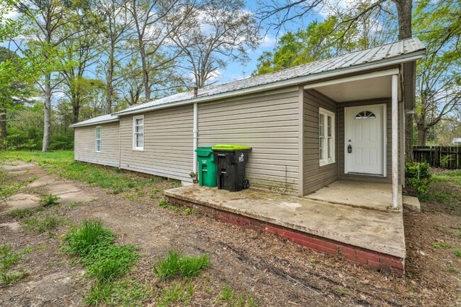 Building Photo - Charming Home with Open Floor Plan & Cover...