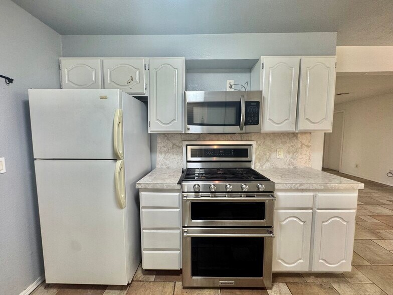 Building Photo - 4200 SE 54th St