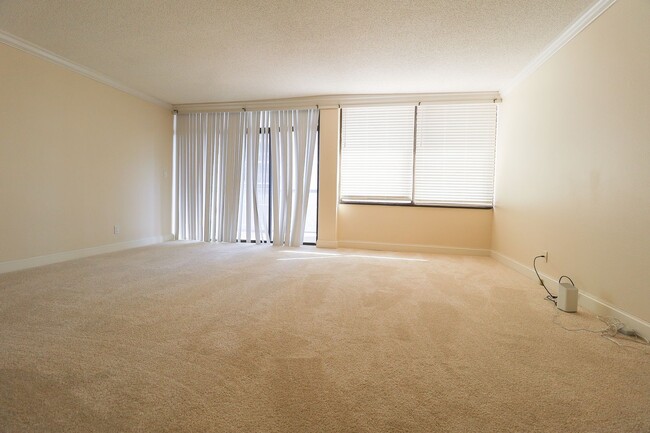 Building Photo - All Bills Paid: 1 Bedroom Condo in Downtow...