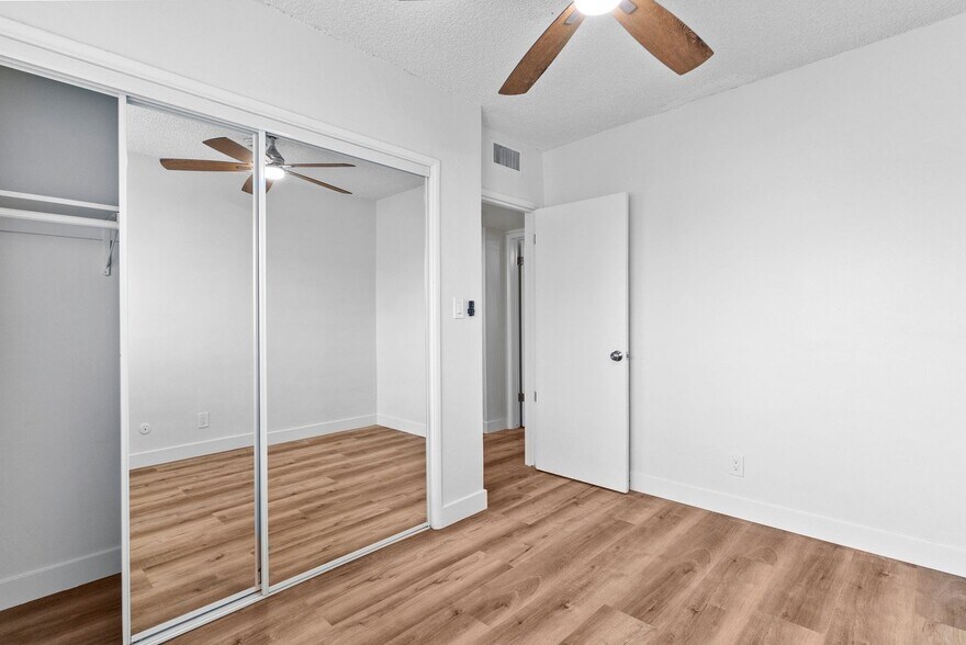 Building Photo - 112 E Buckthorn St