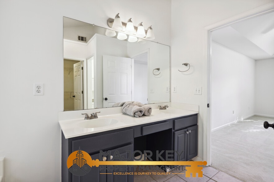 Building Photo - 1620 Midland Ct