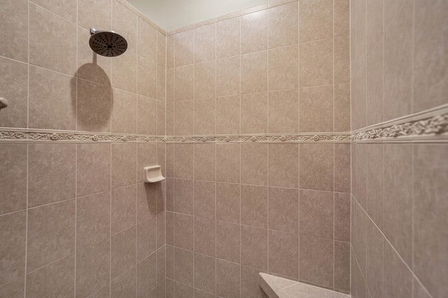 Main Bath Shower. - 832 Ashton Oaks Cir