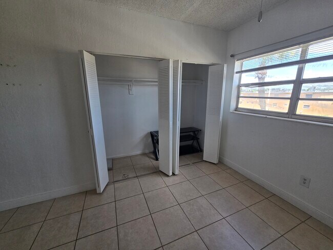 Building Photo - 1305 W 53rd St