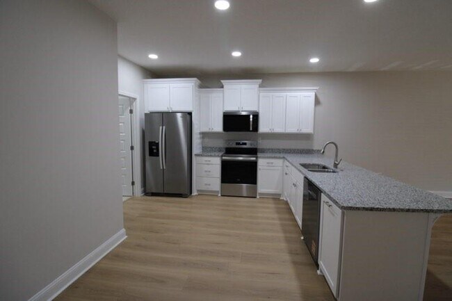 Building Photo - 326 S 5th St