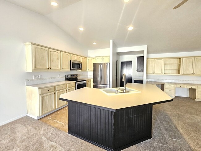 Building Photo - $1,995 - 2 Bed / 2 Bath Beautiful House in...