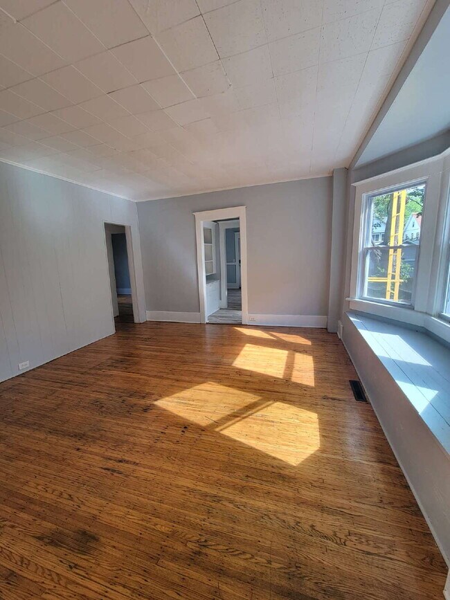 Building Photo - 3 Bedroom- Prime Rochester Location