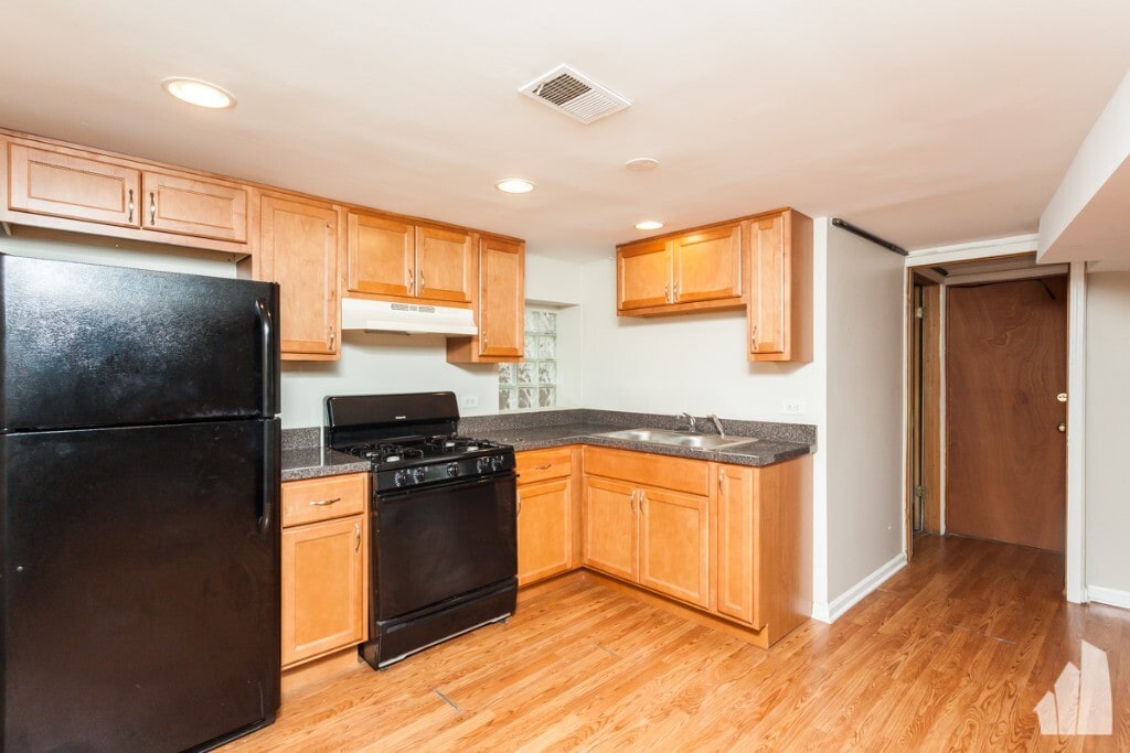 Building Photo - 2436 W Diversey Ave