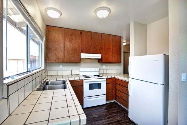 Building Photo - 18854-18858p