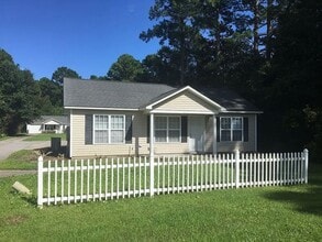 Building Photo - COMING SOON - 1 Bedroom House with Garage on Masonboro Loop