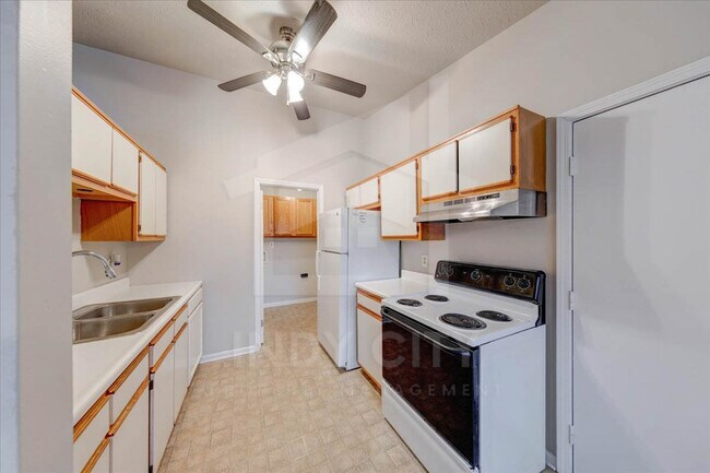 Building Photo - 542 Woods Crossing Dr