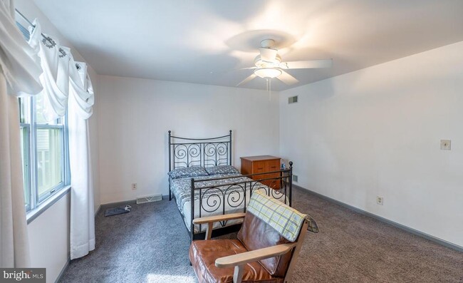 Building Photo - 211 Caravan Dr