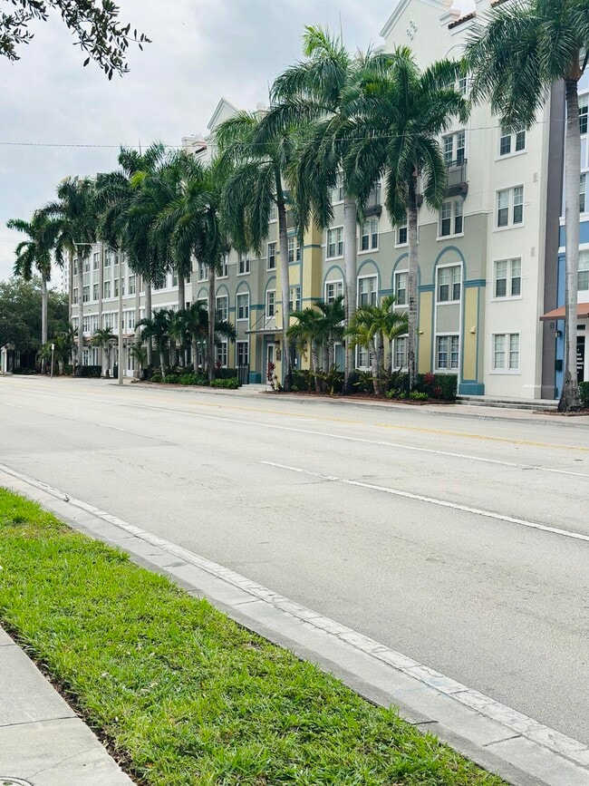 Building Photo - 533 NE 3rd Ave