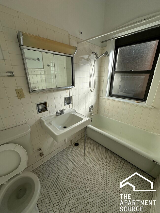 Building Photo - 1307 Oak Ave