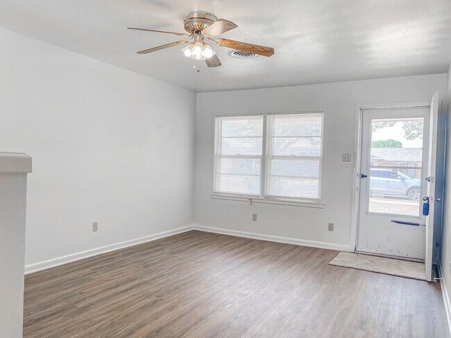 Building Photo - Pre-Leasing - 3 bed 2 bath