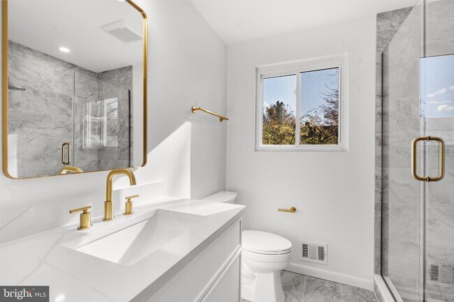 Building Photo - 618 19th St S