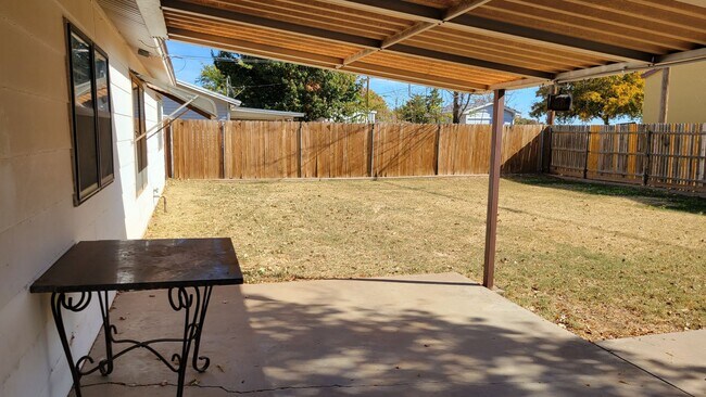 Building Photo - Leasing now! Cozy and comfortable 3/2/2 Brick Home Available for August