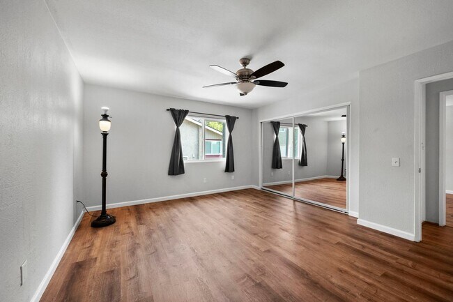 Building Photo - 1605 Carmel Cir E