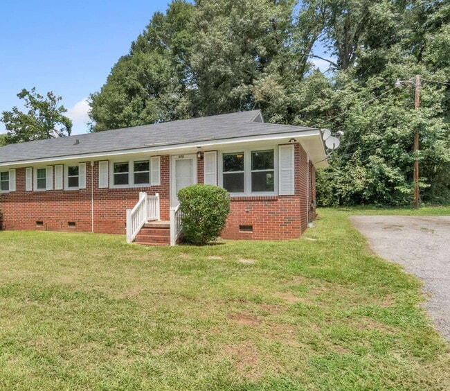 Building Photo - Newly renovated 2 BR / 1 BA Duplex in hear...