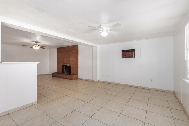 Building Photo - 4 BEDROOM, 2 BATH TEMPE HOME WITH SPACIOUS...