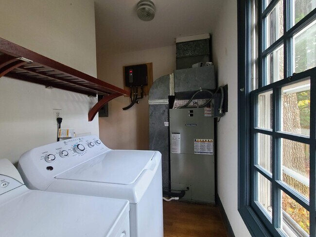 Building Photo - 3 BR, 2.5 BA in Crown Grant