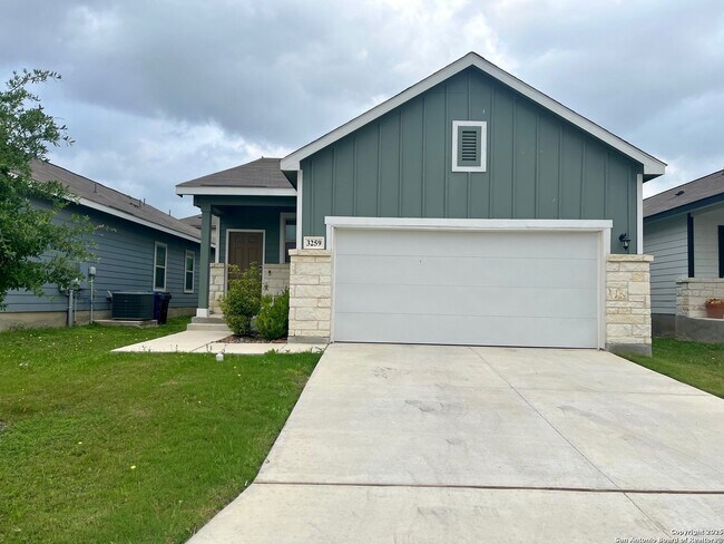 Building Photo - 3/2 Single Story Conveniently Located to B...