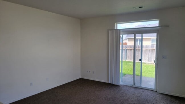 Building Photo - * MOVE IN SPECIAL* 1/2 OFF 1st FULL MONTH'...