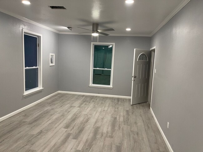 Building Photo - 3 bedrooms 2 baths - Only $1500 Per Month
