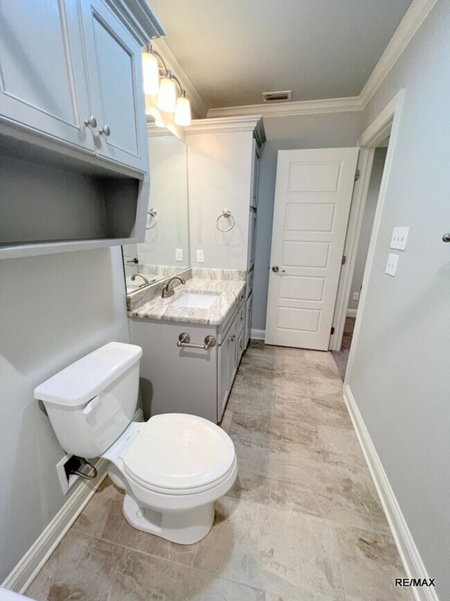 Building Photo - EXQUISITE HOME IN ST. CHARLES COURT OF NOR...