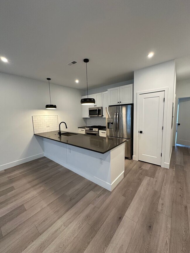 Building Photo - 3 bedroom 3 bath Newer construction home offers perfectly blends comfort, style, and convenience!