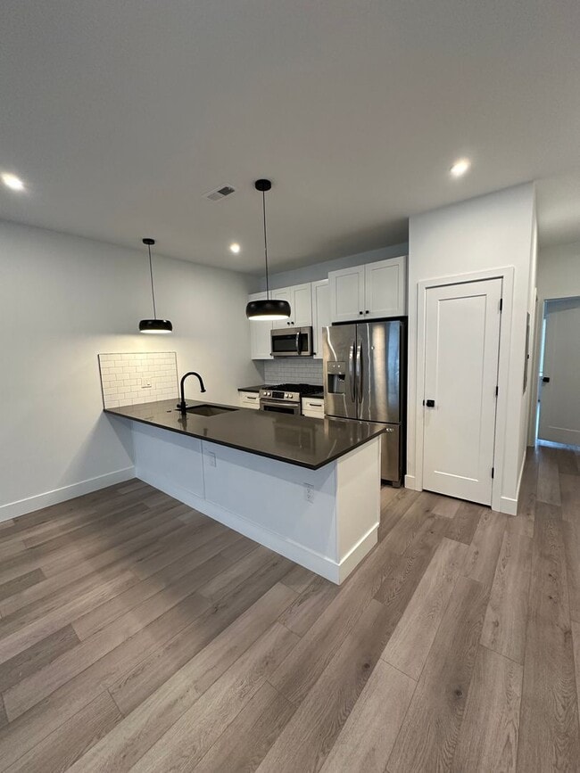 Building Photo - Recently Constructed, Modern 3 Bed / 3 Bath Bi Level Apartment Near Temple — Private Rooftop + Ba...