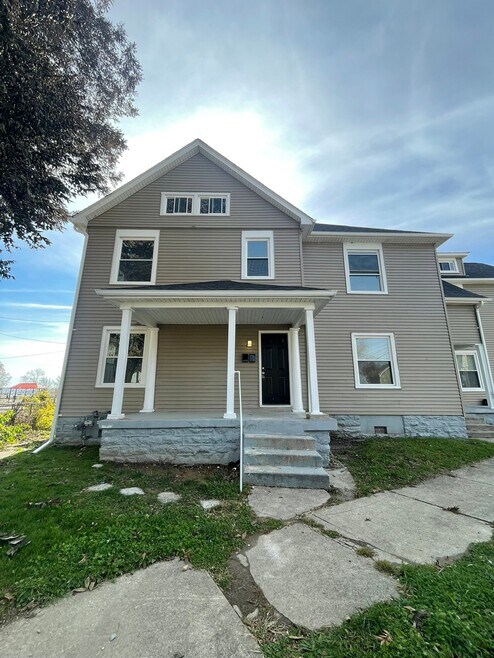 Building Photo - 912 Riverview Terrace