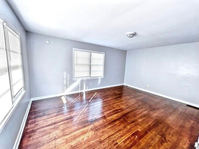 Building Photo - 1601 1st St S