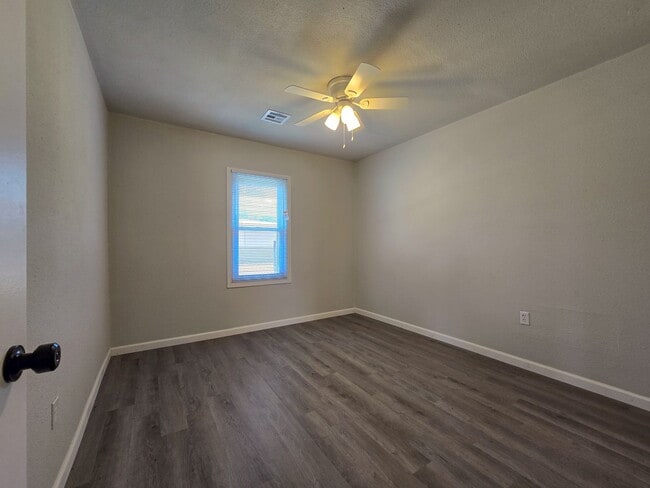 Building Photo - 3 Bedroom 1 Bath Home in Shawnee!