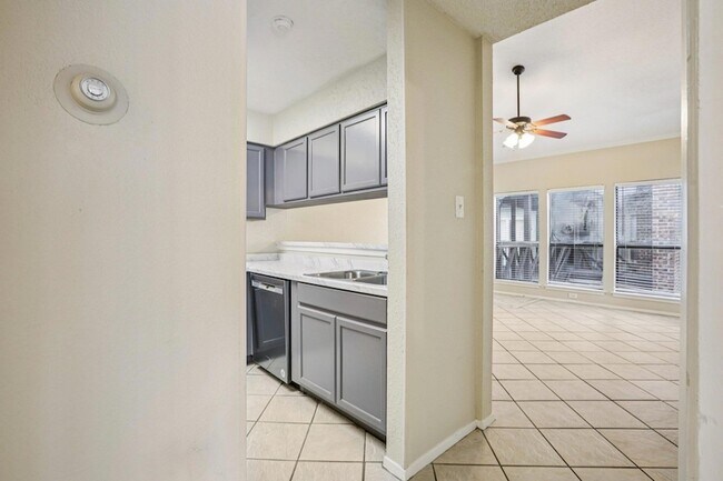 Building Photo - 807 W 25th St