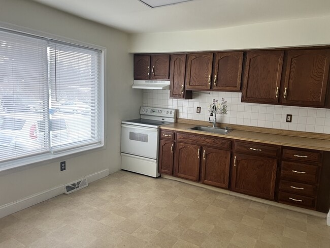 Building Photo - 18 Cedar Creek Ct