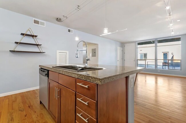Building Photo - Lovely condo in the heart of Mayfair!