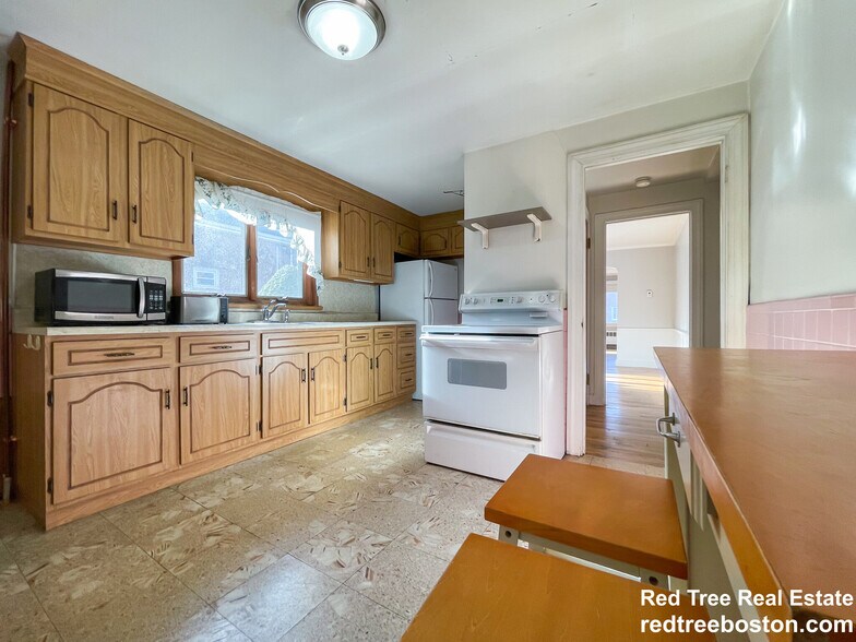 Building Photo - 14 Caltha Rd