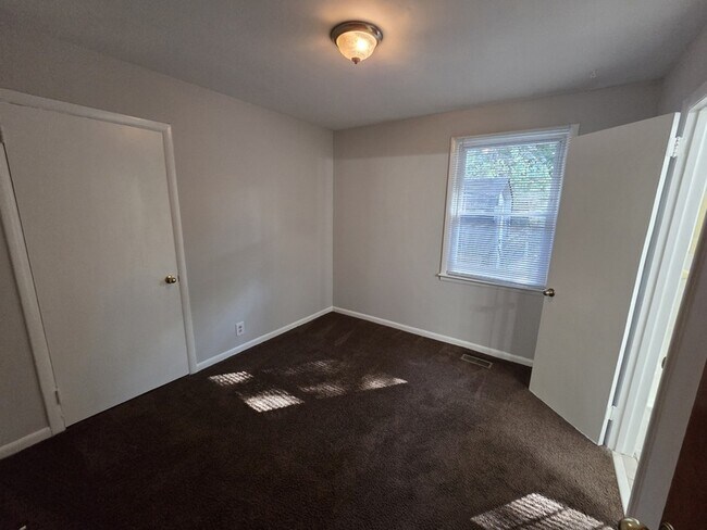 Building Photo - 297 McGavock Pk
