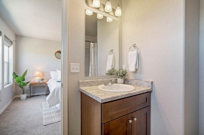 Building Photo - Charming 2-Bed, minutes to Fort Carson,  Peterson Space Force and downtown Colorado Springs.