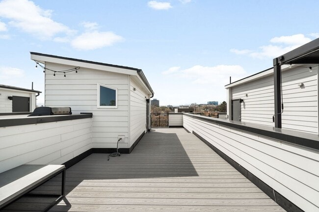 Building Photo - Modern 2-Bedroom Rowhome with Rooftop Moun...