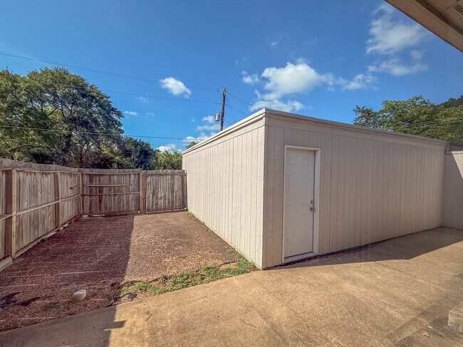 Building Photo - 702 S Chappell Hill St