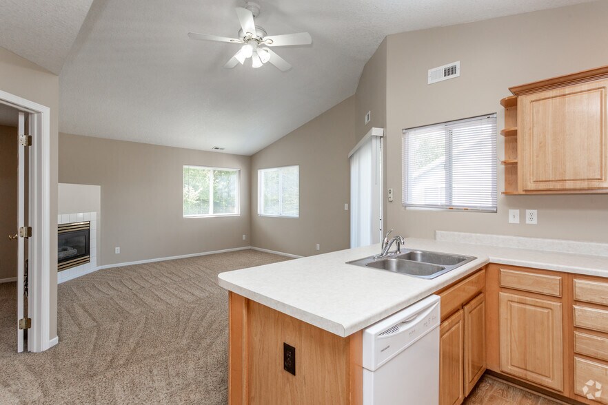 2BR, 2BA - Sandpiper/885 SF - Overview - Saylorville Lakeside