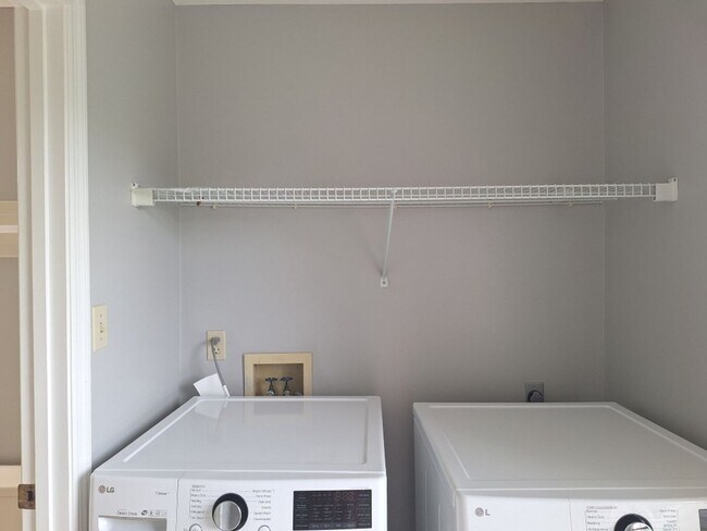 Building Photo - 4bd/3 bath located in desirable neighbor i...
