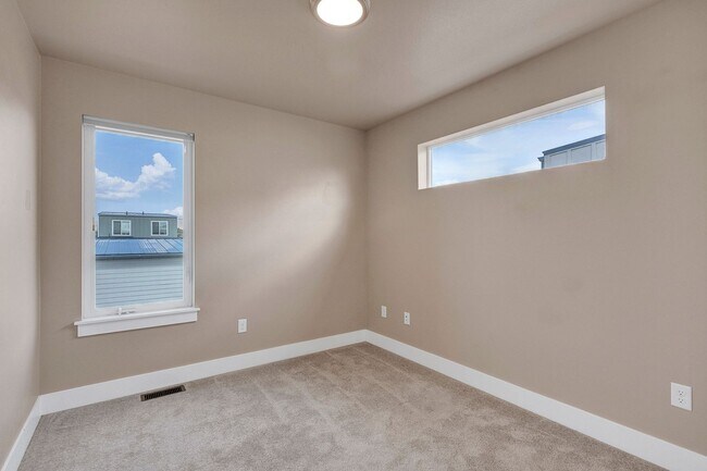 Building Photo - 3 Bed 2.5 Bath Townhome With Garage | $2,6...