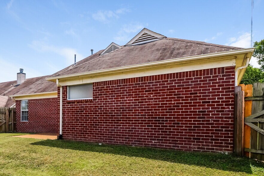 Building Photo - 7248 Bridgefield Dr