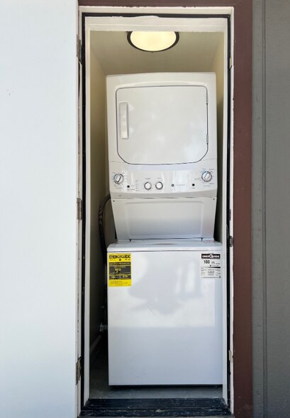 Building Photo - 1871 Peach Pl