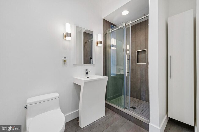 Building Photo - 633 N 64th St