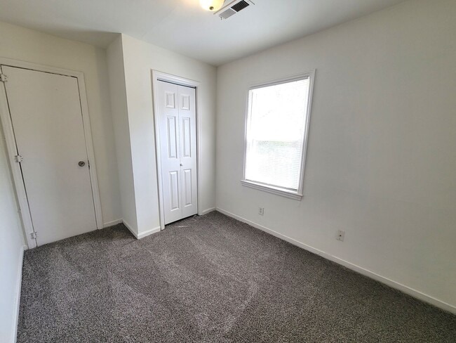 Building Photo - Adorable 2-bedroom ready now!